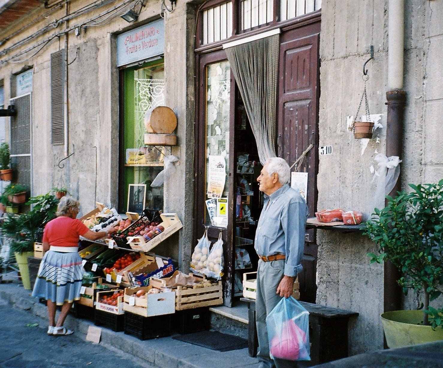 Une épicerie de village à Novara di Sicilia, avec ses cageots de fruits et légumes sur le trottoir