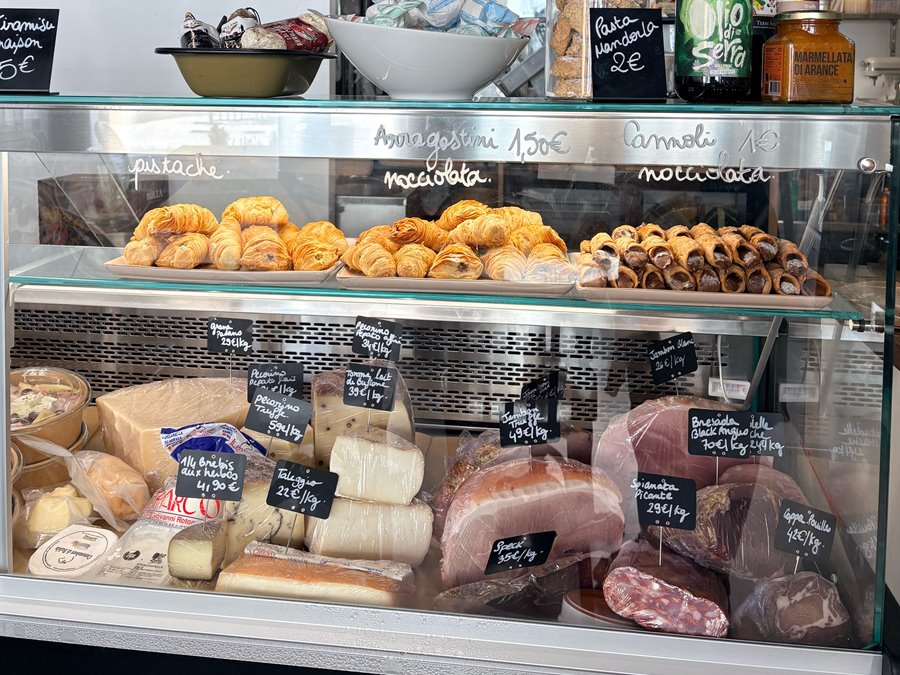 La vitrine du comptoir : arragostini, cannoli, fromages et charcuteries à la coupe