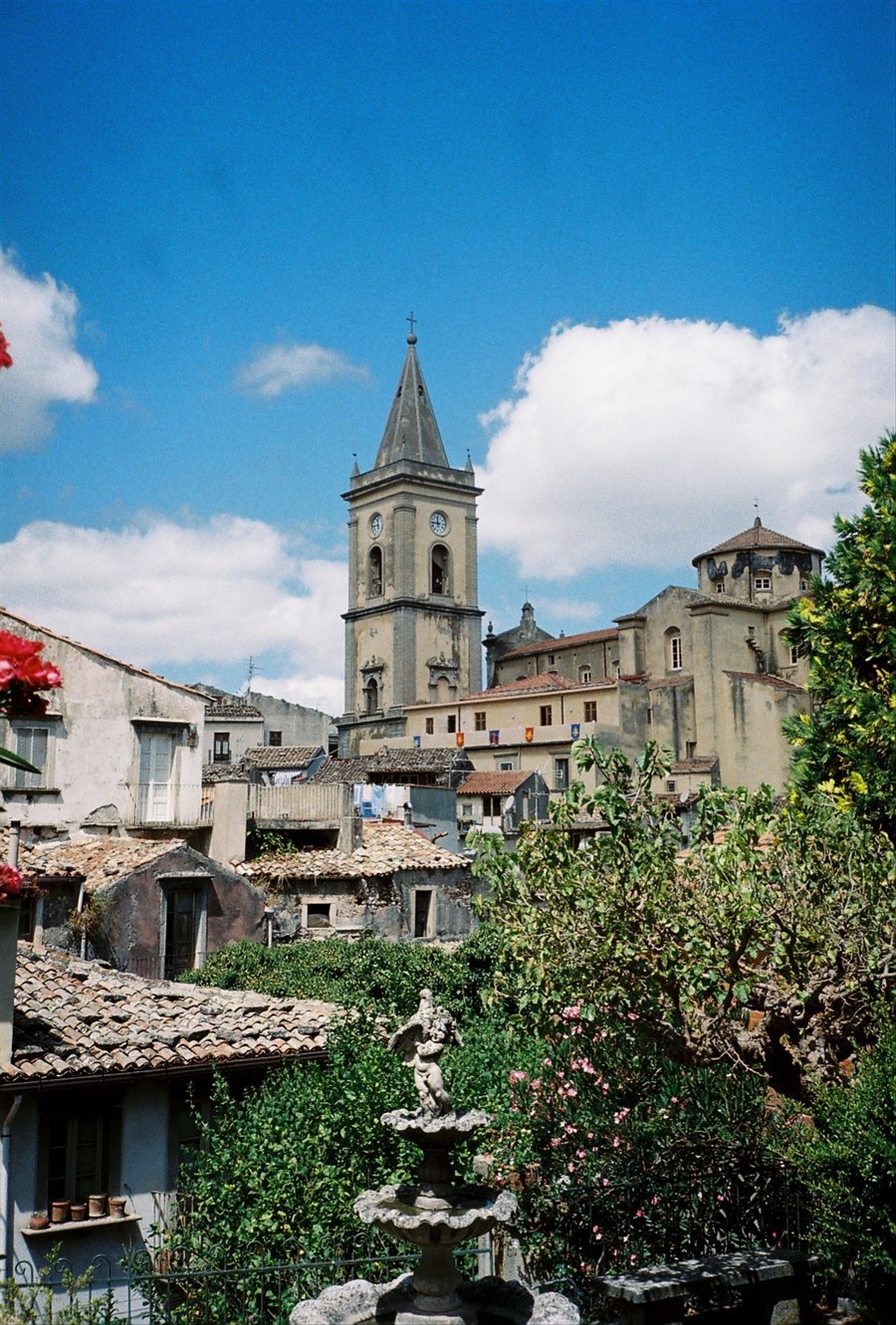 Novara di Sicilia : le clocher et les toits du village, en Sicile