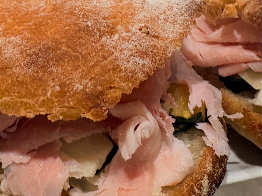 Gros plan sur un panino à la ciabatta maison, garni de jambon