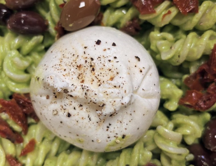 Salade de pâtes au pesto, burrata, olives et tomates séchées