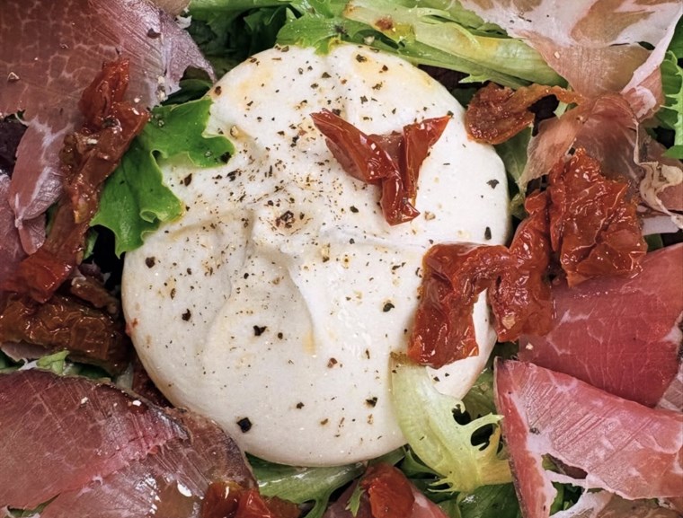 Salade du jour à la burrata, coppa et tomates séchées