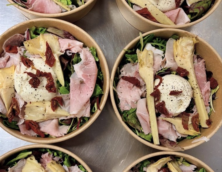 Salades du jour préparées en boîtes : burrata, jambon, artichauts