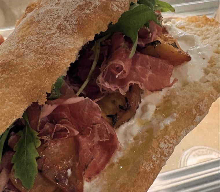 Le panino Pesca : pêches rôties, coppa, stracciatella et roquette dans une ciabatta