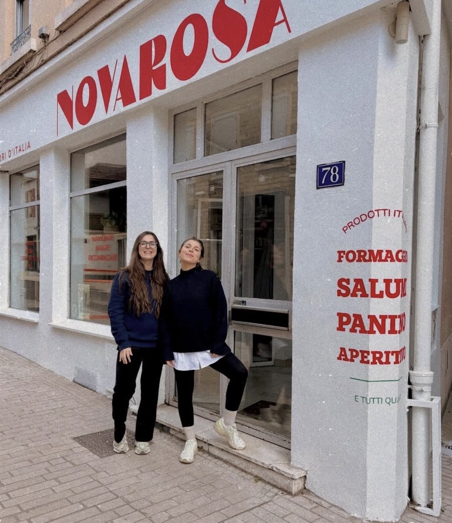 Laetitia et Elodie devant la devanture de NOVAROSA