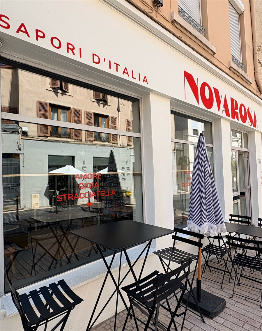 La terrasse de NOVAROSA, tables et mange-debout sous l'enseigne Sapori d'Italia