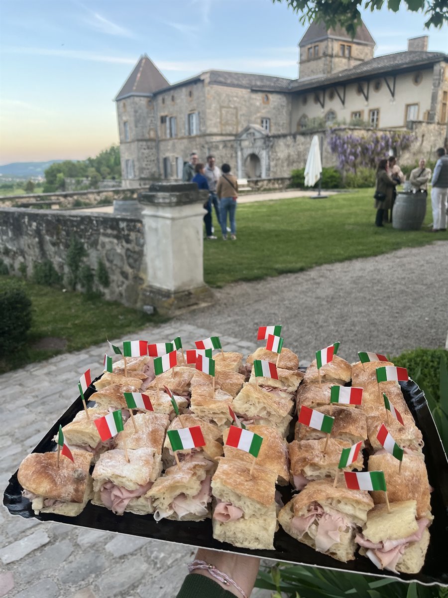 Un plateau de mini-sandwichs à la ciabatta, piqués de petits drapeaux italiens
