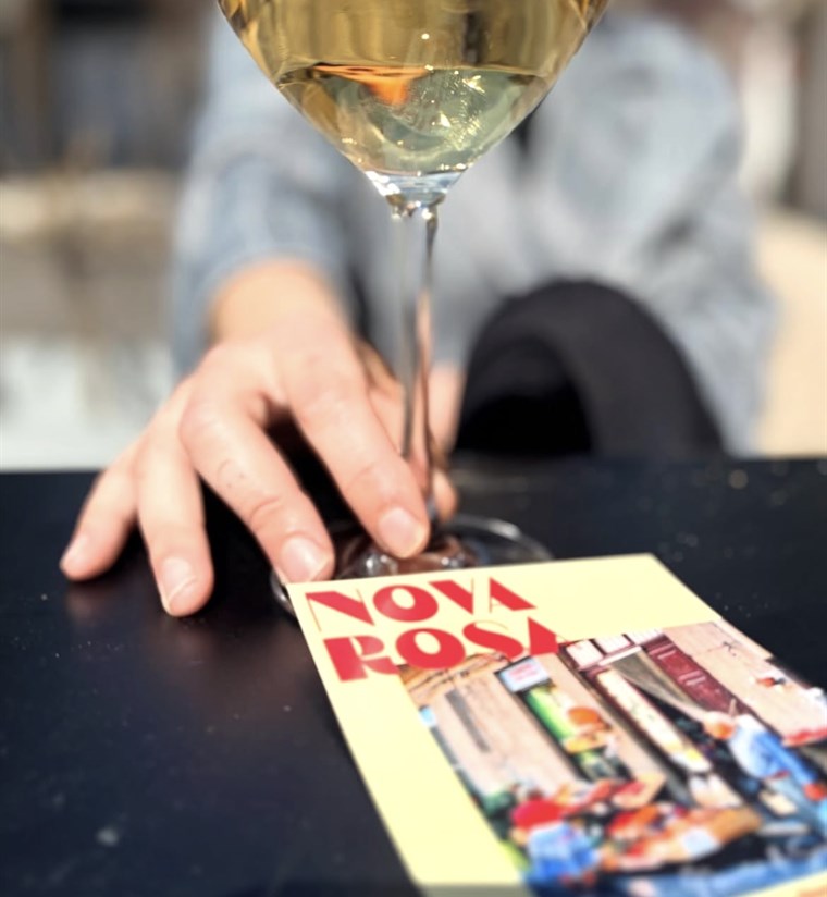 Un verre de vin blanc à l'heure de l'aperitivo chez NOVAROSA